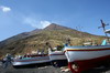 Sicile - Stromboli - Bateaux de pêcheurs devant le volcan